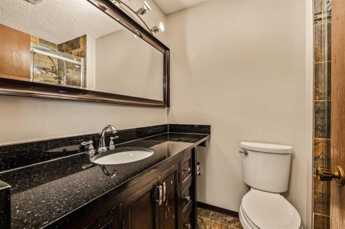 4716B 44 Avenue Ne, Calgary, AB - Indoor Photo Showing Bathroom