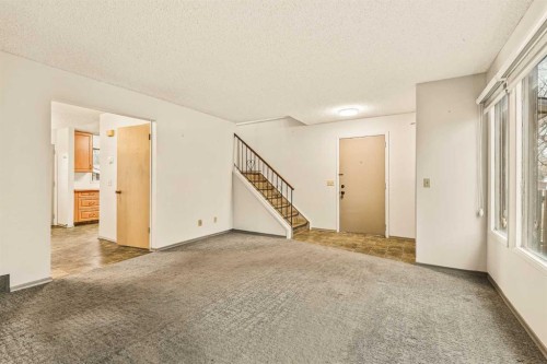 4716B 44 Avenue Ne, Calgary, AB - Indoor Photo Showing Other Room