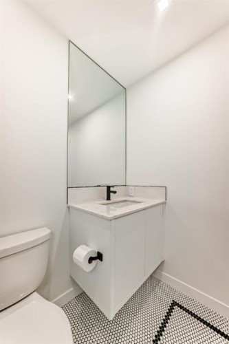 410-8505 Broadcast Avenue Sw, Calgary, AB - Indoor Photo Showing Bathroom