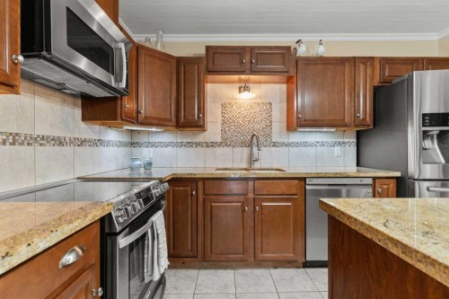 656 Royalite Way Se, Diamond Valley, AB - Indoor Photo Showing Kitchen