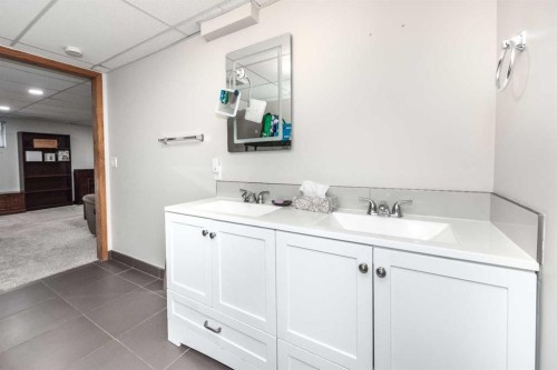 136 Mt Aberdeen Manor Se, Calgary, AB - Indoor Photo Showing Bathroom