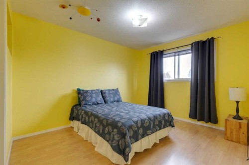 55 Bermuda Place Nw, Calgary, AB - Indoor Photo Showing Bedroom