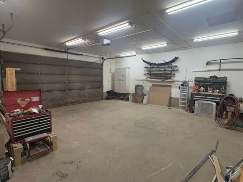 55 Bermuda Place Nw, Calgary, AB - Indoor Photo Showing Garage