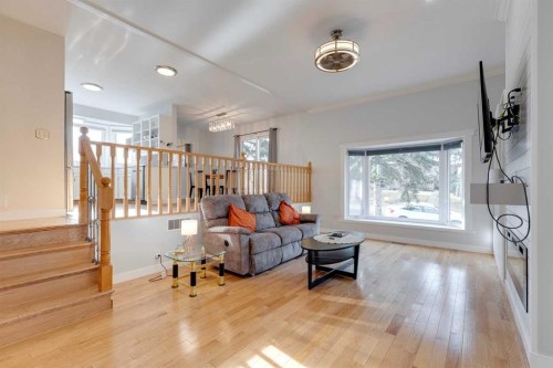 55 Bermuda Place Nw, Calgary, AB - Indoor Photo Showing Living Room