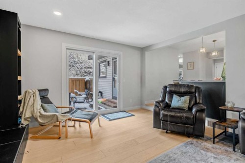 92 Deermeade Road Se, Calgary, AB - Indoor Photo Showing Living Room