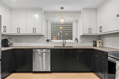 92 Deermeade Road Se, Calgary, AB - Indoor Photo Showing Kitchen