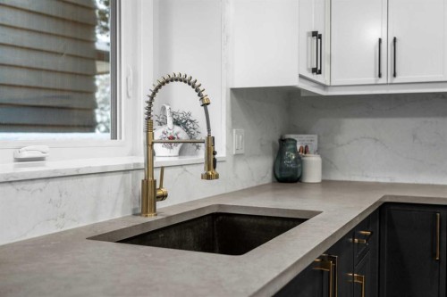 92 Deermeade Road Se, Calgary, AB - Indoor Photo Showing Kitchen