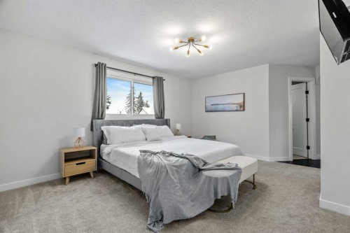 92 Deermeade Road Se, Calgary, AB - Indoor Photo Showing Bedroom