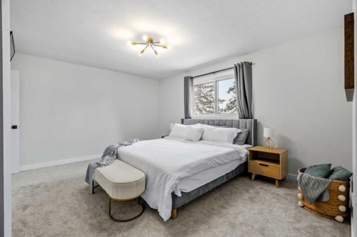 92 Deermeade Road Se, Calgary, AB - Indoor Photo Showing Bedroom