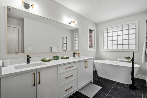 92 Deermeade Road Se, Calgary, AB - Indoor Photo Showing Bathroom