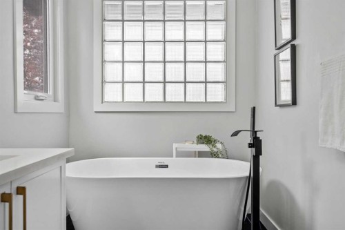 92 Deermeade Road Se, Calgary, AB - Indoor Photo Showing Bathroom