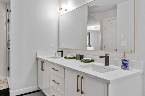 92 Deermeade Road Se, Calgary, AB - Indoor Photo Showing Bathroom