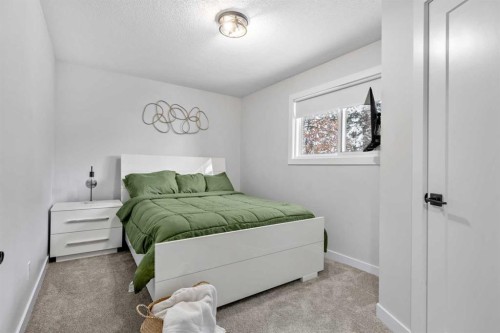 92 Deermeade Road Se, Calgary, AB - Indoor Photo Showing Bedroom