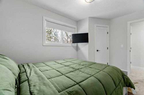 92 Deermeade Road Se, Calgary, AB - Indoor Photo Showing Bedroom