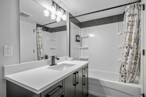 92 Deermeade Road Se, Calgary, AB - Indoor Photo Showing Bathroom