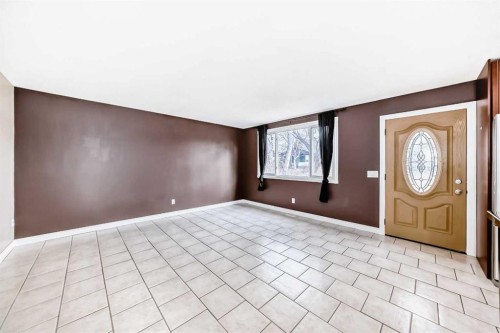3042 31A Street Se, Calgary, AB - Indoor Photo Showing Other Room