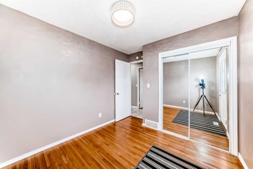 3042 31A Street Se, Calgary, AB - Indoor Photo Showing Other Room