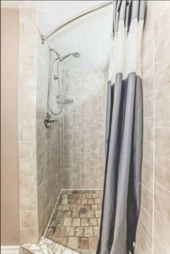 3042 31A Street Se, Calgary, AB - Indoor Photo Showing Bathroom