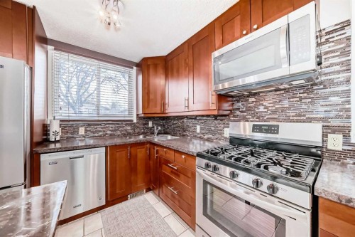 3042 31A Street Se, Calgary, AB - Indoor Photo Showing Kitchen
