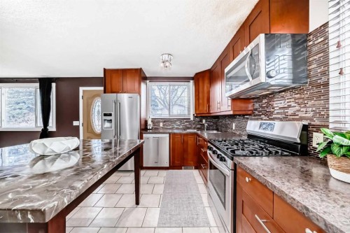 3042 31A Street Se, Calgary, AB - Indoor Photo Showing Kitchen