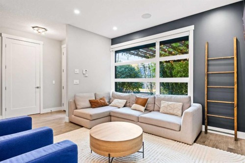 1-705 Mcdougall Road Ne, Calgary, AB - Indoor Photo Showing Living Room