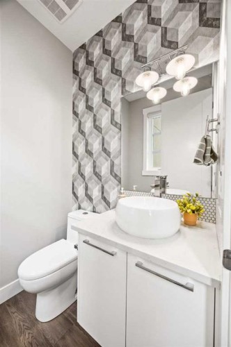 1-705 Mcdougall Road Ne, Calgary, AB - Indoor Photo Showing Bathroom