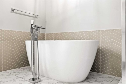 1-705 Mcdougall Road Ne, Calgary, AB - Indoor Photo Showing Bathroom