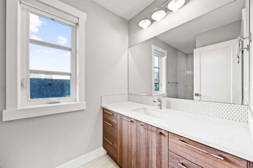 1-705 Mcdougall Road Ne, Calgary, AB - Indoor Photo Showing Bathroom