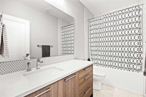 1-705 Mcdougall Road Ne, Calgary, AB - Indoor Photo Showing Bathroom