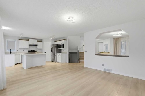 210 Douglas Glen Point Se, Calgary, AB - Indoor Photo Showing Kitchen