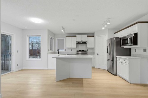 210 Douglas Glen Point Se, Calgary, AB - Indoor Photo Showing Kitchen