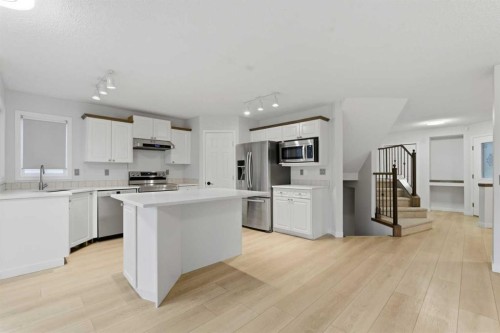 210 Douglas Glen Point Se, Calgary, AB - Indoor Photo Showing Kitchen
