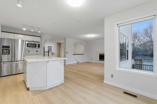 210 Douglas Glen Point Se, Calgary, AB - Indoor Photo Showing Kitchen