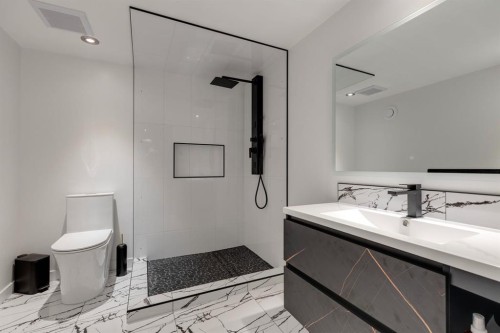 139 Wood Valley Rise Sw, Calgary, AB - Indoor Photo Showing Bathroom