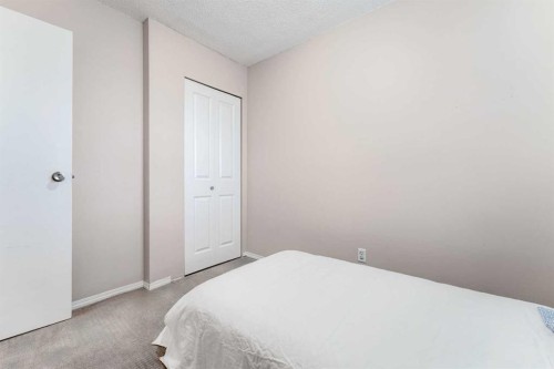 6640 Temple Drive Ne, Calgary, AB - Indoor Photo Showing Bedroom
