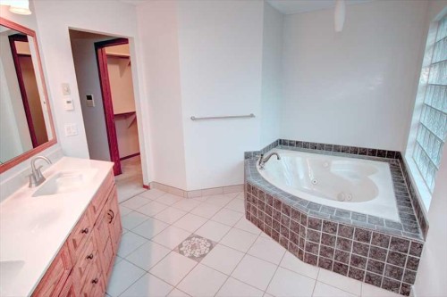 6967 Christie Estate Boulevard Sw, Calgary, AB - Indoor Photo Showing Bathroom