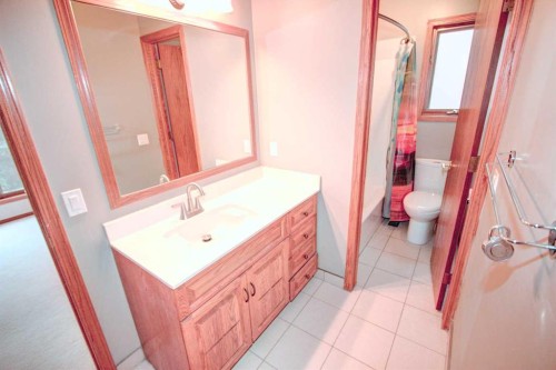 6967 Christie Estate Boulevard Sw, Calgary, AB - Indoor Photo Showing Bathroom