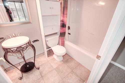 6967 Christie Estate Boulevard Sw, Calgary, AB - Indoor Photo Showing Bathroom