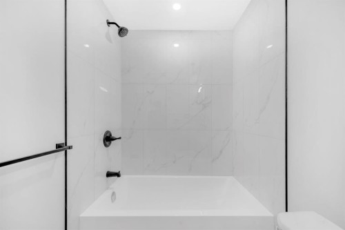 2504 18 Street Nw, Calgary, AB - Indoor Photo Showing Bathroom
