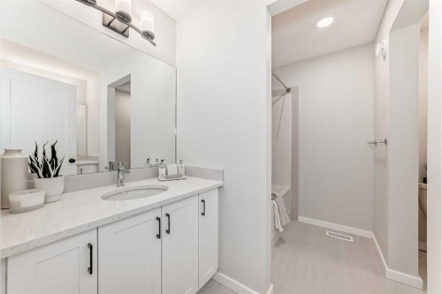 41 Walgrove Bay Se, Calgary, AB - Indoor Photo Showing Bathroom