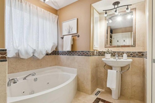 54 Discovery Ridge Gardens Sw, Calgary, AB - Indoor Photo Showing Bathroom