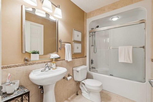 54 Discovery Ridge Gardens Sw, Calgary, AB - Indoor Photo Showing Bathroom
