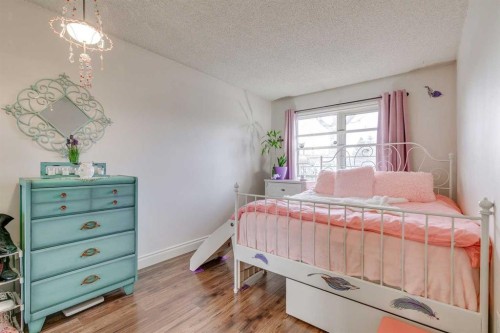 2848 Dovely Park Se, Calgary, AB - Indoor Photo Showing Bedroom