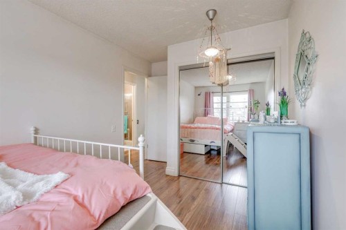 2848 Dovely Park Se, Calgary, AB - Indoor Photo Showing Bedroom