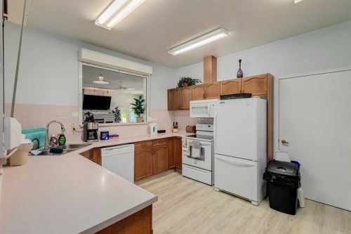 2848 Dovely Park Se, Calgary, AB - Indoor Photo Showing Kitchen