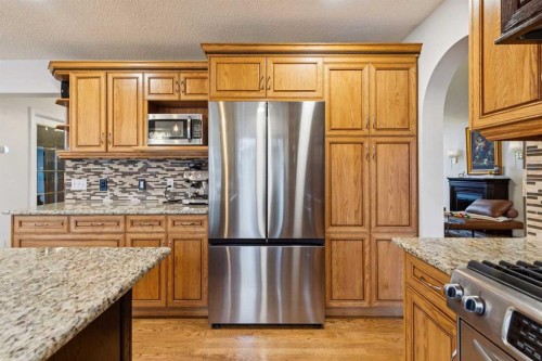 206 Signal Hill Point Sw, Calgary, AB - Indoor Photo Showing Kitchen