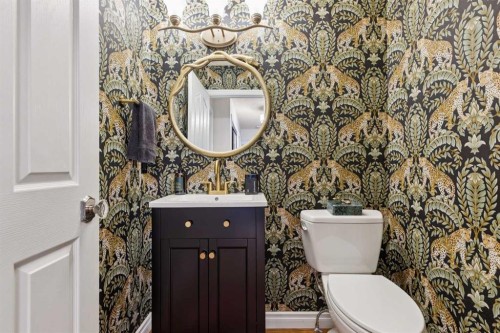 206 Signal Hill Point Sw, Calgary, AB - Indoor Photo Showing Bathroom