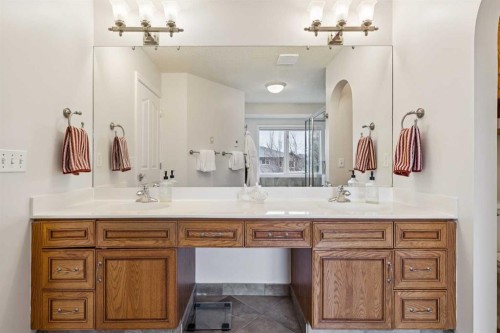 206 Signal Hill Point Sw, Calgary, AB - Indoor Photo Showing Bathroom