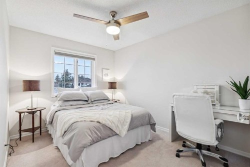 206 Signal Hill Point Sw, Calgary, AB - Indoor Photo Showing Bedroom