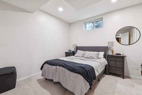 206 Signal Hill Point Sw, Calgary, AB - Indoor Photo Showing Bedroom
